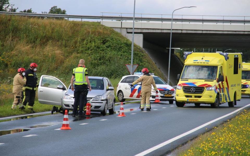 Gewonde bij kop-staartbotsing tussen drie autos op N366 bij Veendam. Weg richting Pekela tijdelijk afgesloten. Gewonde bij kop-staartbotsing tussen drie autos op N366 bij Veendam. Weg richting Pekela tijdelijk afgesloten.