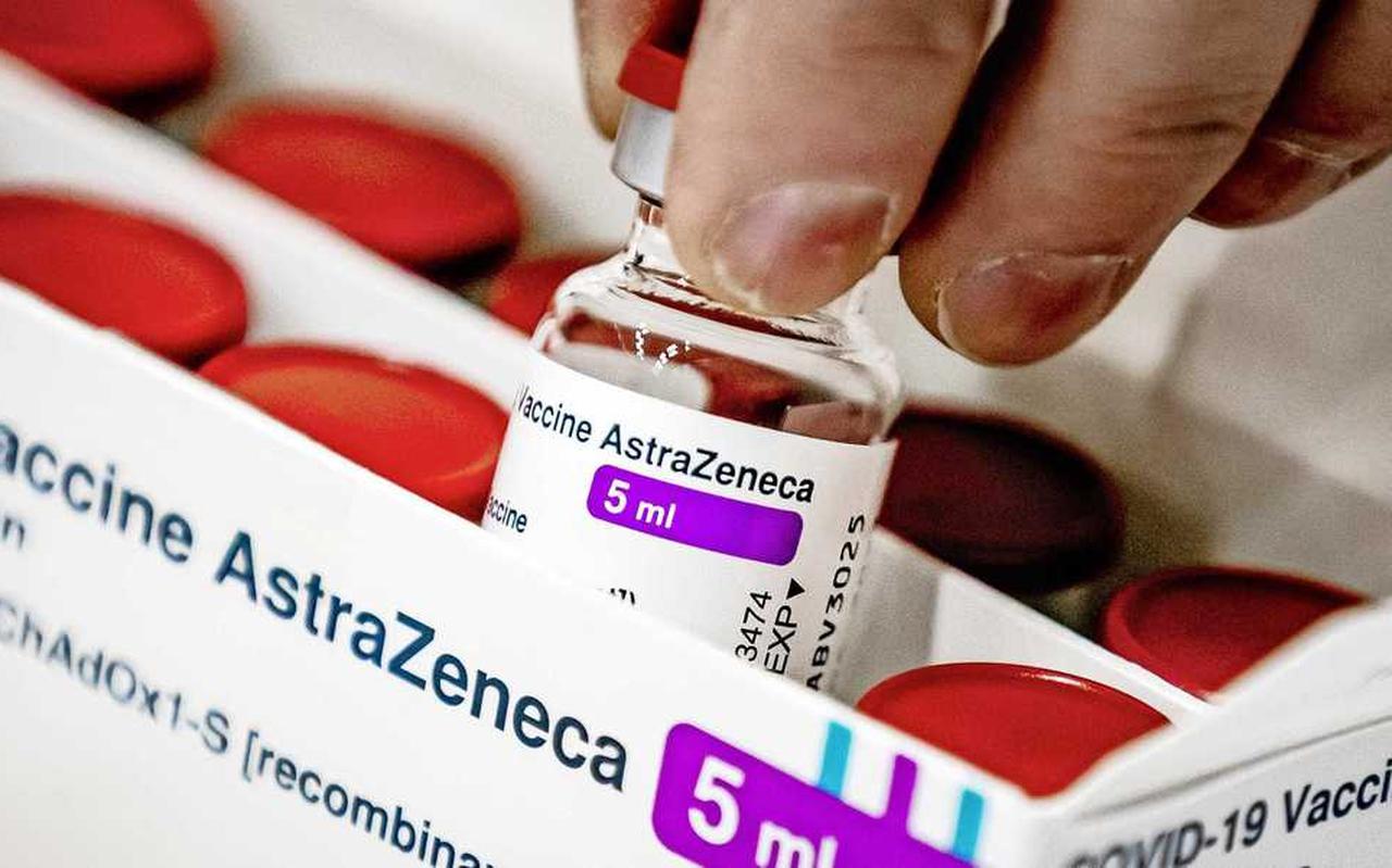 Nederland vaccineert voorlopig geen mensen onder de 60 jaar meer met AstraZeneca Nederland vaccineert voorlopig geen mensen onder de 60 jaar meer met AstraZeneca