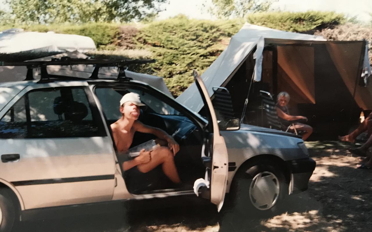 Frankrijk 1998. Veel zin om op de foto te gaan had de jonge Wieberen kennelijk niet. Let ook op de motorkap van de auto, die na een aanrijding niet meer goed sloot.