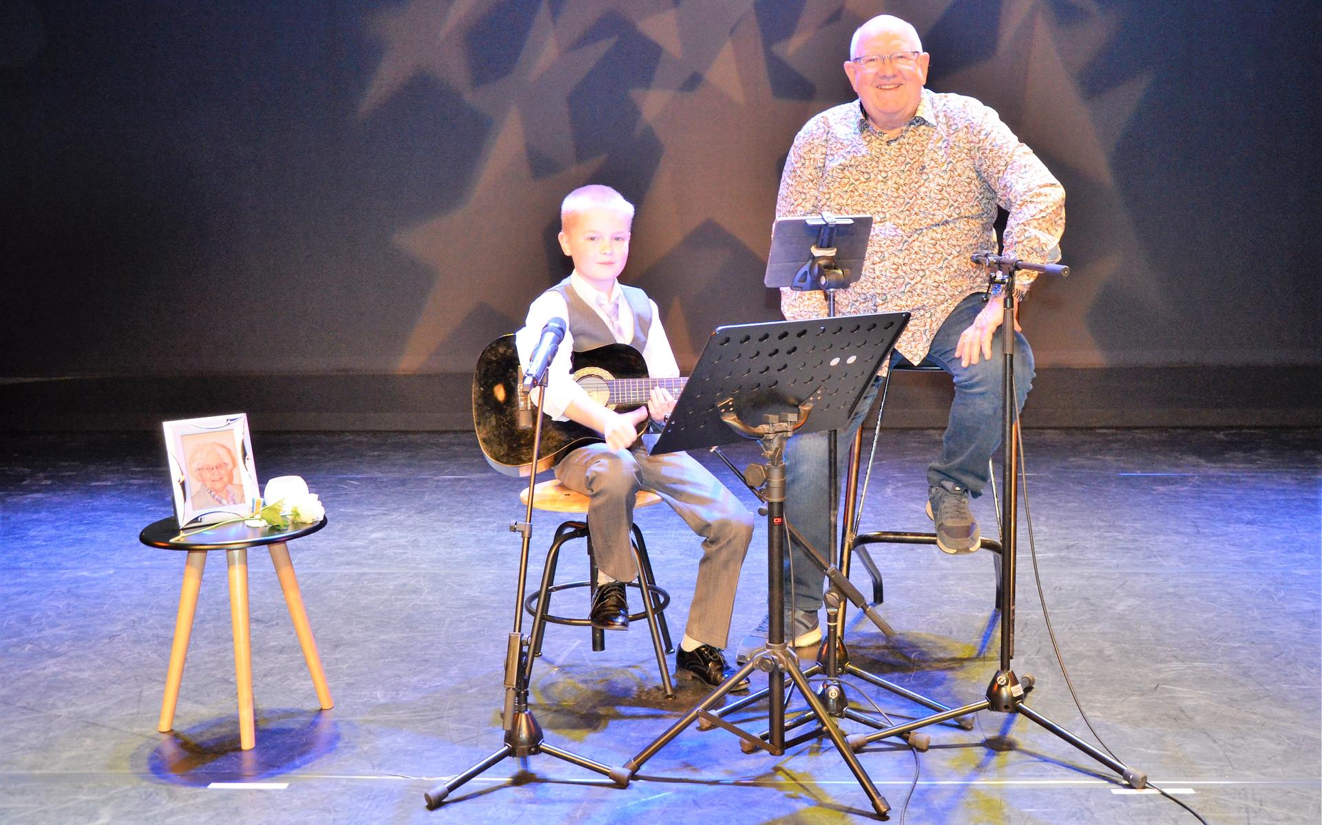 Negenjarige Bart uit Eexterveen brengt met Henk Wijngaard muzikaal eerbetoon aan zijn oma voor Teis 