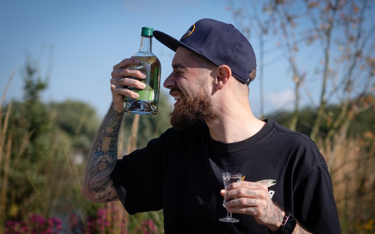 TikTokTammo kijkt in de fles van zijn eigen Klokje graanjenever, daar is een foto van Groningen te zien. TikTokTammo kijkt in de fles van zijn eigen Klokje graanjenever, daar is een foto van Groningen te zien.