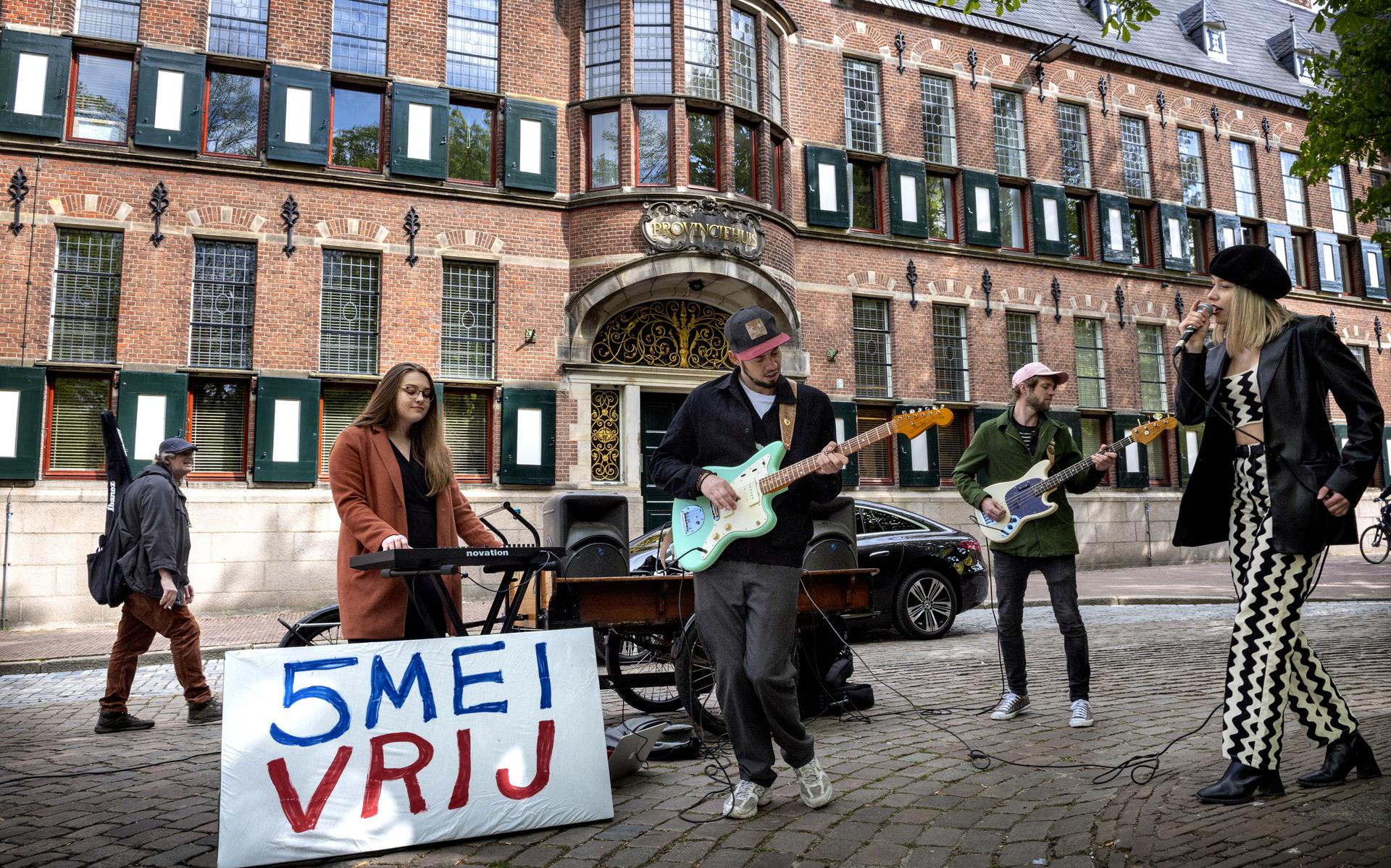 De band Waterleaf voor het Provinciehuis met v.l.n.r.: Iris (toetsen), Sander, Fedde en zangeres Margrieke.