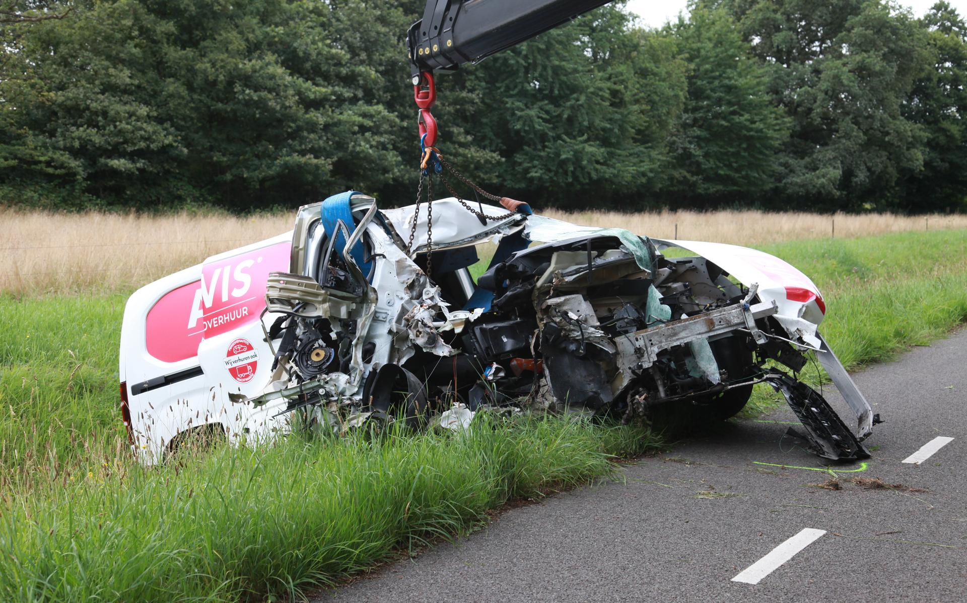 Busje botst tegen boom bij Oosterhesselen en belandt in sloot. Bestuurder ernstig gewond