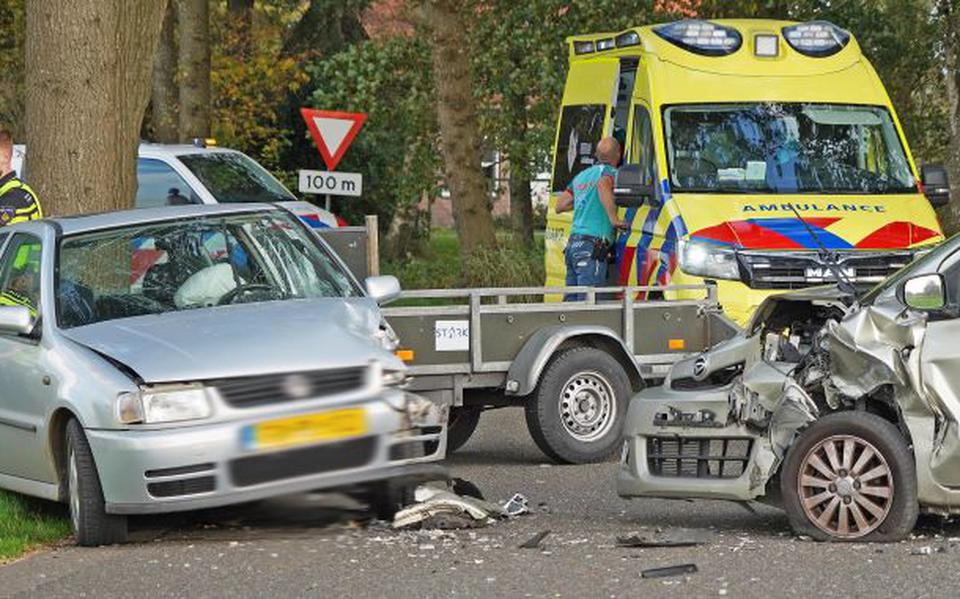 Twee gewonden na botsing autos op Molenweg in Tiendeveen.