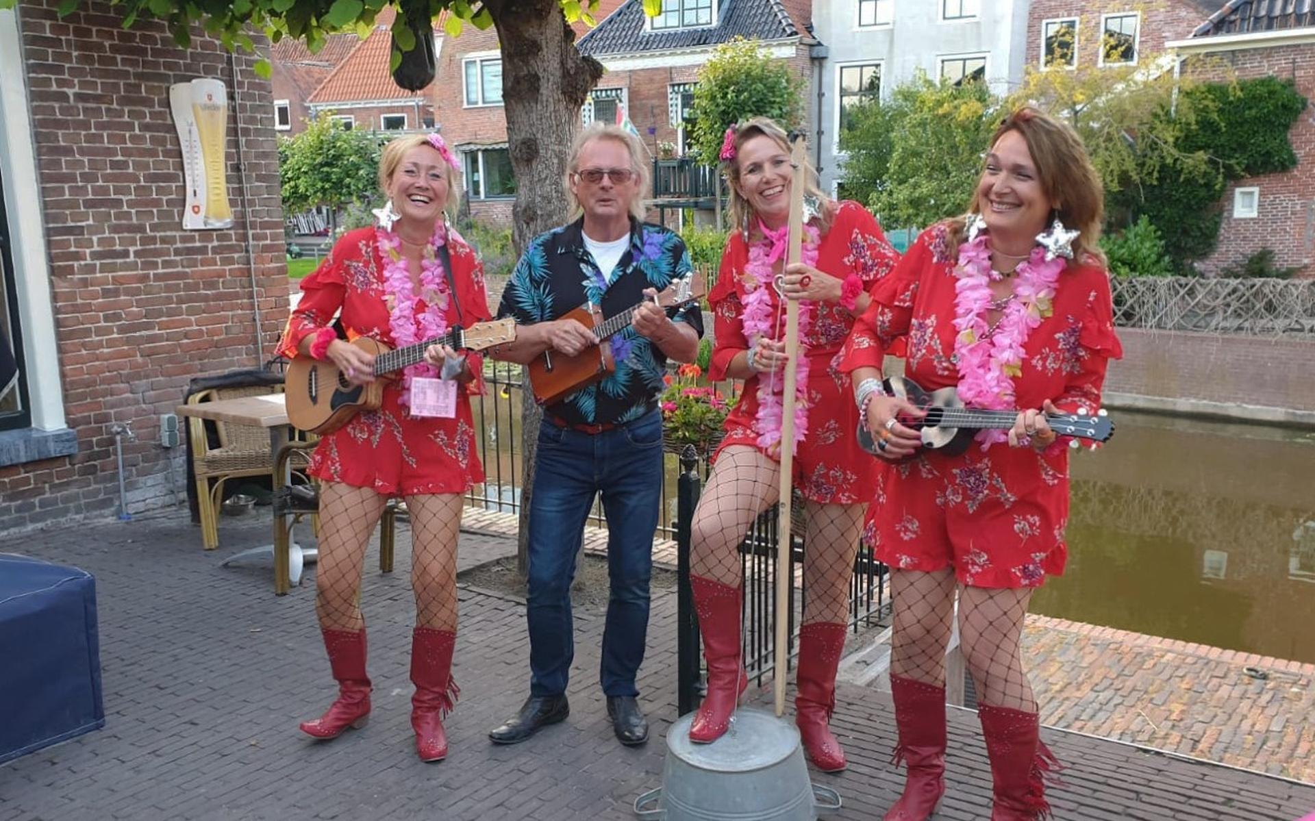 De Poedies en Fries Wolma toeren vrijdag met hun zomersingle langs camping in Opende en Zevenhuizen.