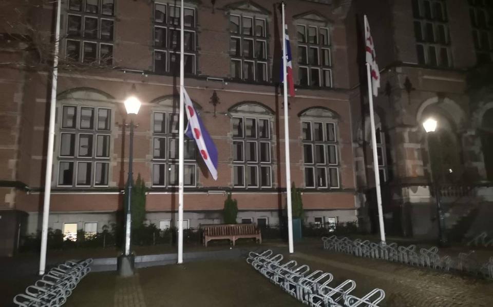 Friese vlag halfstok bij Rijksuniversiteit Groningen.