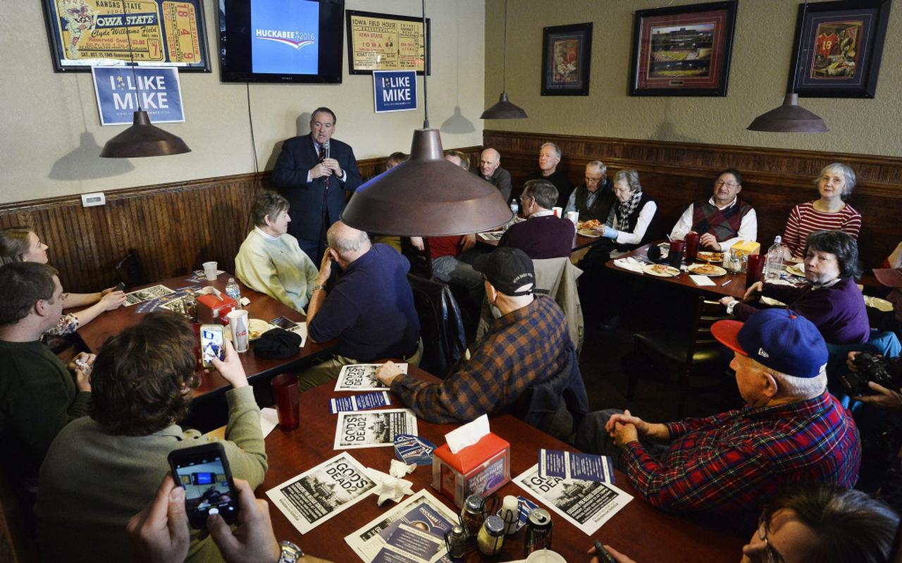 Mike Huckabee spreekt supporters toe in een pizzarestaurant in Iowa. Foto: EPA Mike Huckabee spreekt supporters toe in een pizzarestaurant in Iowa. Foto: EPA