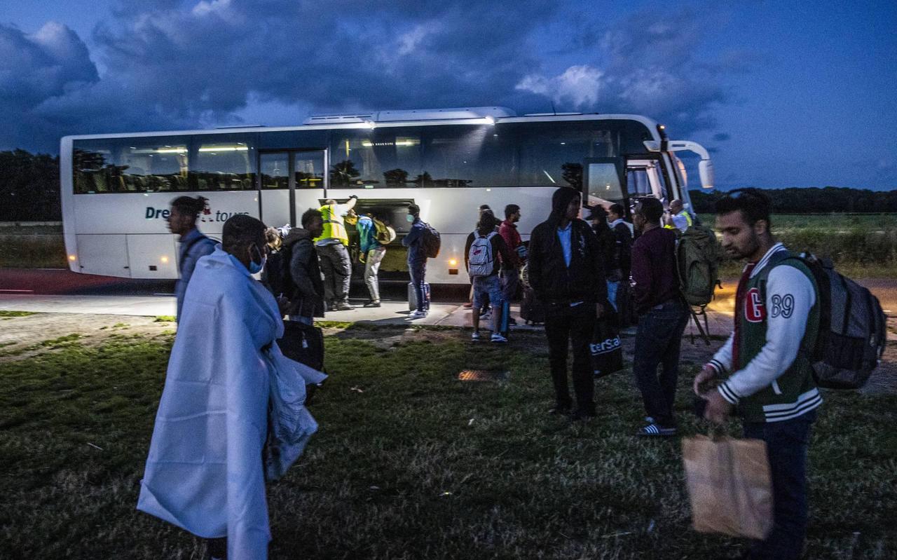 Asielzoekers worden met de bus vanaf Ter Apel naar crisisnoodopvang gebracht, georganiseerd door de veiligheidsregio's. 