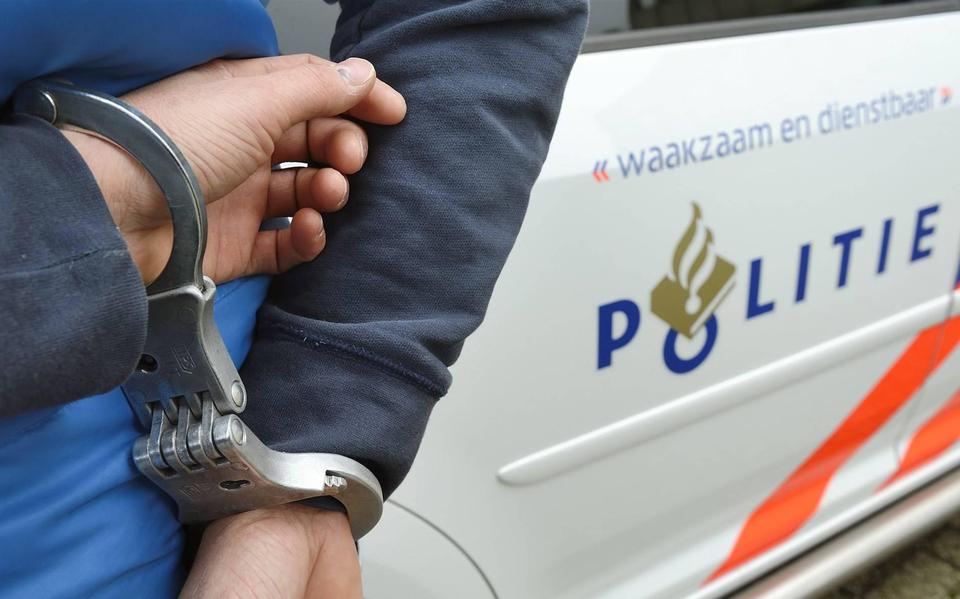 Een 16-jarige jongen uit Coevorden wordt samen met twee anderen verdacht van het plegen van aanslagen op een coffeeshop in Tilburg.