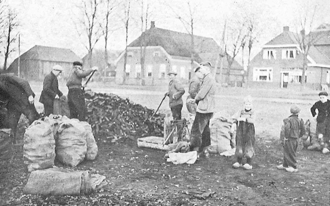Foto uit boek, The deeply rooted, A study of A Drents community in the Netherlands. Door John Y. Keur en Dorothy L. Keur. Foto uit boek, The deeply rooted, A study of A Drents community in the Netherlands. Door John Y. Keur en Dorothy L. Keur.