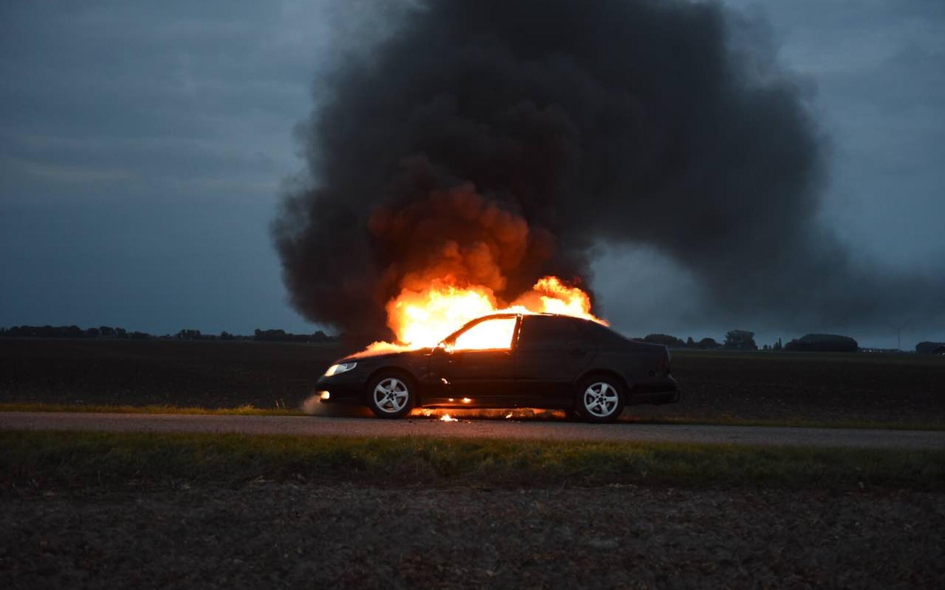 Autobrand aan de Hamer- en Sikkellaan in Nieuw-Beerta