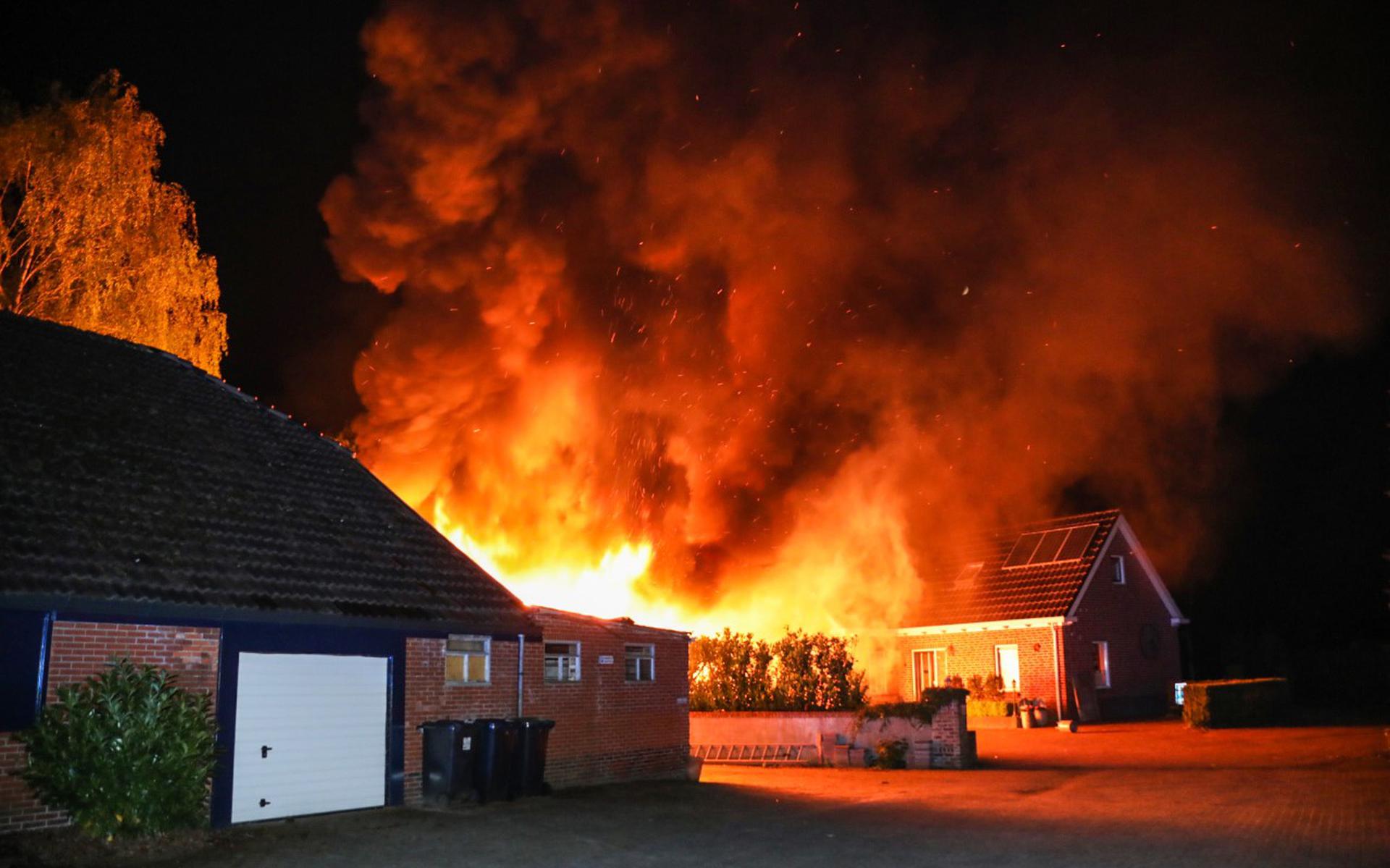 De brand in Blijham ging gepaard met metershoge vlammen.
