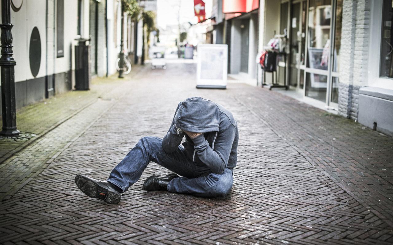 Verwarde man op straat. FOTO MARCEL JURIAN DE JONG Verwarde man op straat. FOTO MARCEL JURIAN DE JONG