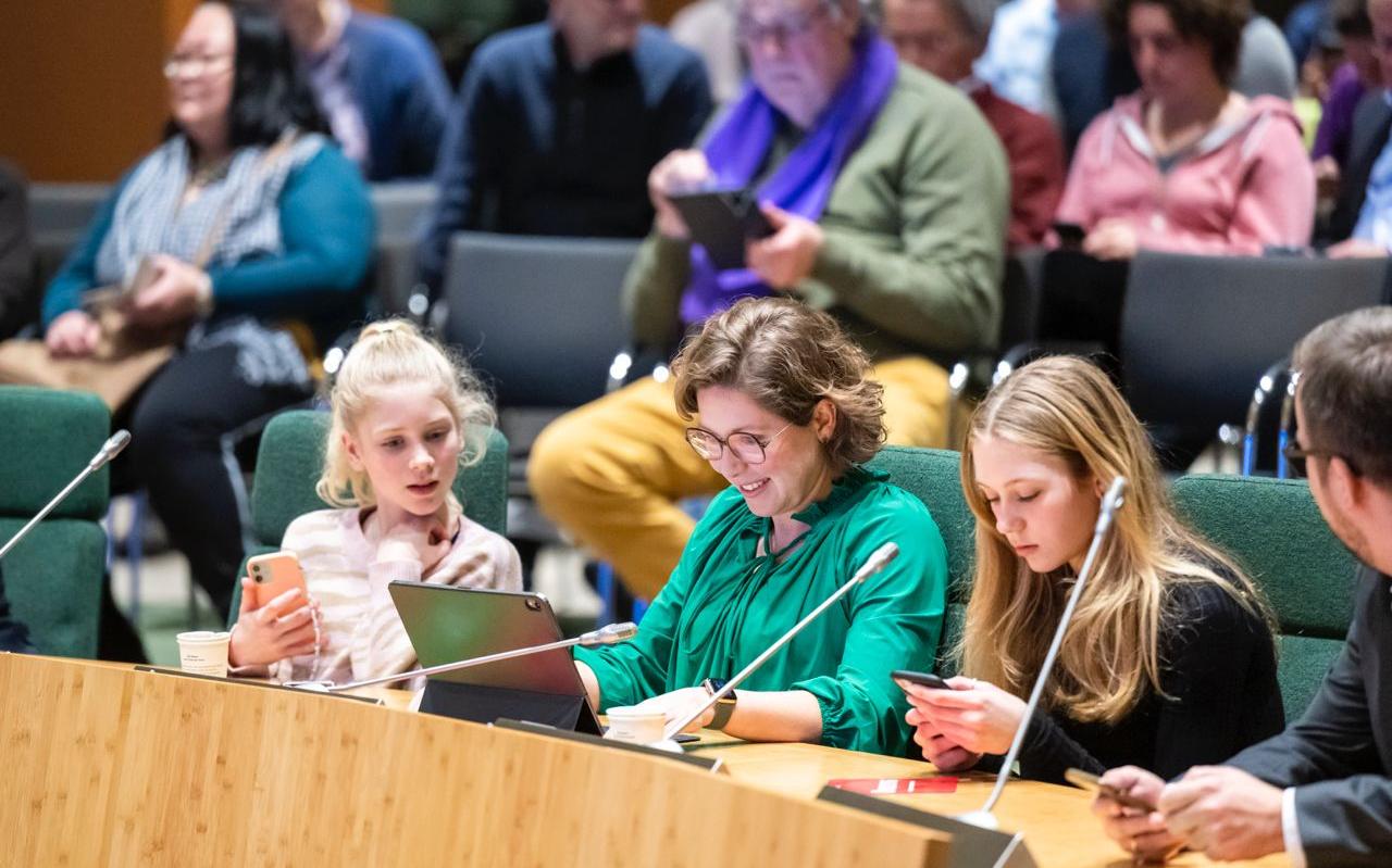 Jong en oud mag de Stemwijzer gelijk invullen. Dat laten Bernadette van den Berg (CU) en haar dochters zich geen twee keer zeggen. Jong en oud mag de Stemwijzer gelijk invullen. Dat laten Bernadette van den Berg (CU) en haar dochters zich geen twee keer zeggen.