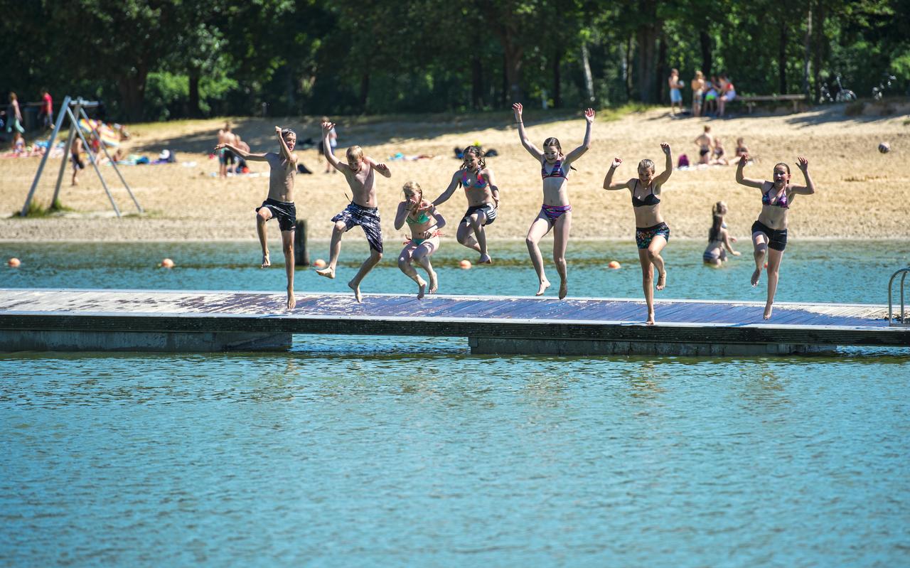 Zomerse uitbundigheid bij de bij de Baggelhuizerplas in Assen. Meteorologen verwachten een zomer vol zonnig weer. Zomerse uitbundigheid bij de bij de Baggelhuizerplas in Assen. Meteorologen verwachten een zomer vol zonnig weer.