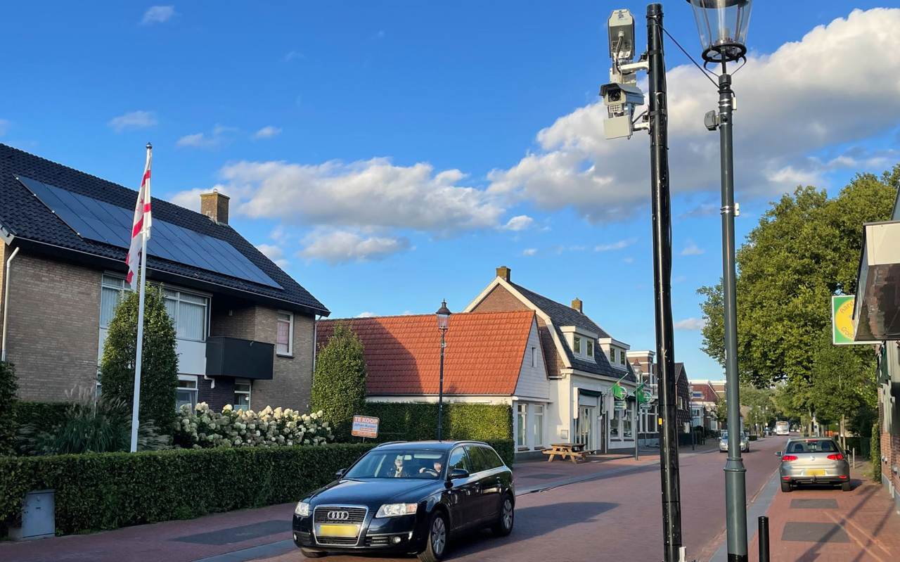 Deze twee radars controleren deze week de snelheid op Dijkhuizen in Ruinerwold. Bekeuringen worden niet uitgedeeld. 