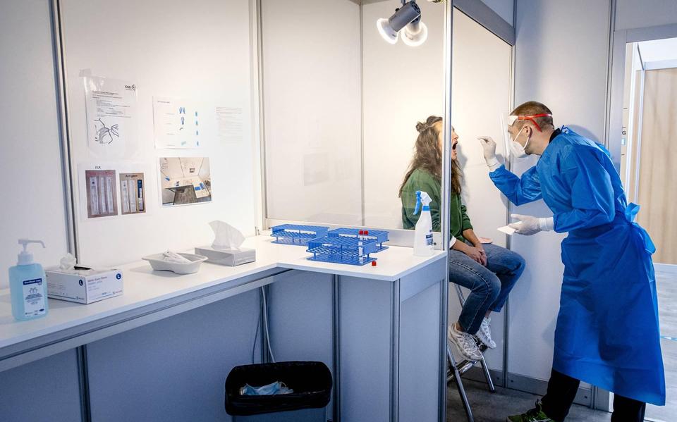 Een vrouw ondergaat een coronatest.