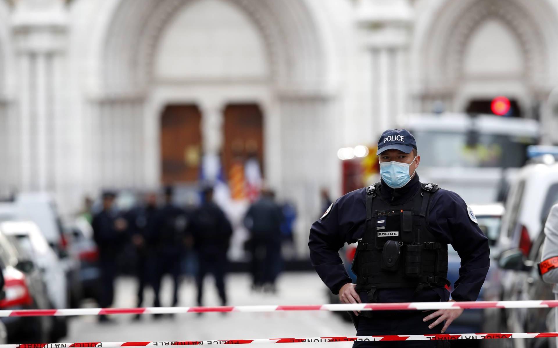 Reisadvies Frankrijk verder aangescherpt door virus en aanslagen