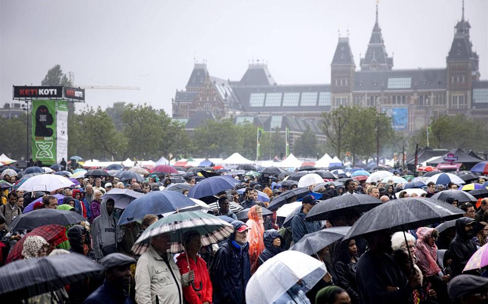 Het Museumplein tijdens de excuses van koning Willem-Alexander op 1 juli vorig jaar, waar een hoop mensen bij aanwezig waren. In Groningen gebeurt dit niet in het openbaar, alleen uitgenodigde nazaten en betrokkenen zijn aanwezig. 