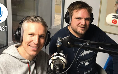 Willem Groeneveld en Lesmond Prinsen voor de podcast-microfoon.
