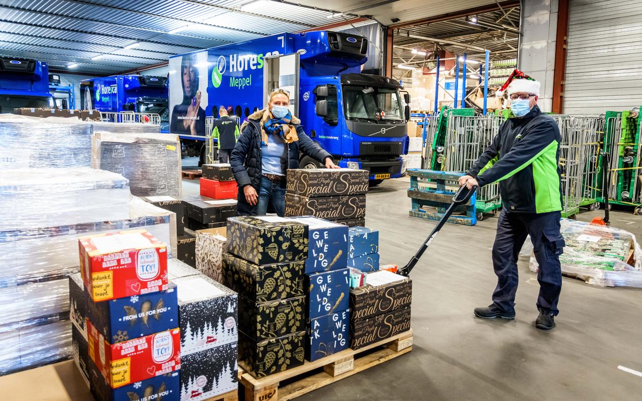 Druk in de weer met het verwerken van de kerstpakketten. Druk in de weer met het verwerken van de kerstpakketten.