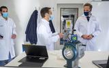 Minister Hugo de Jonge bezoekt een laboratorium waar de corona sneltest wordt beproefd.