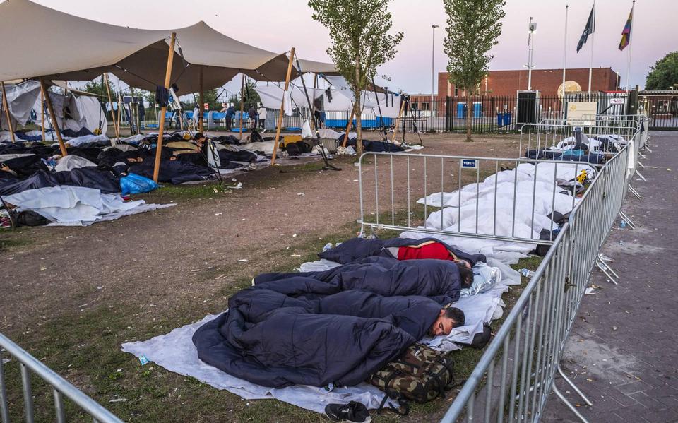 Honderden mensen sliepen wekenlang buiten bij het aanmeldcentrum in Ter Apel.