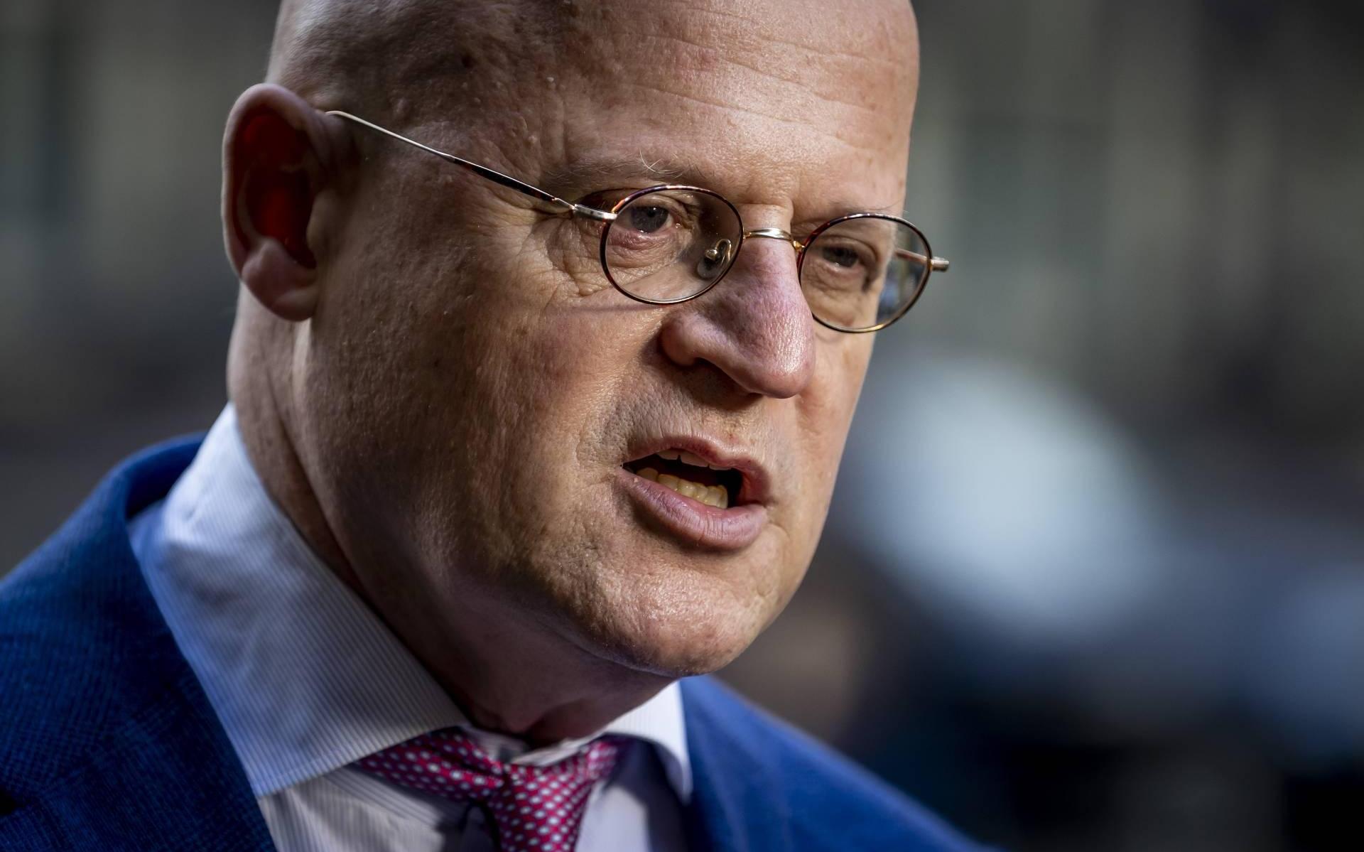 Oud-minister Grapperhaus zwaar beveiligd na ernstige dreiging uit ...