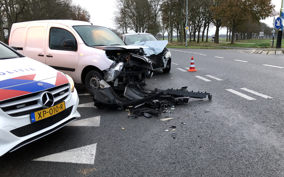 Twee autos total loss bij botsing op N377 tussen Coevorden en De Krim.