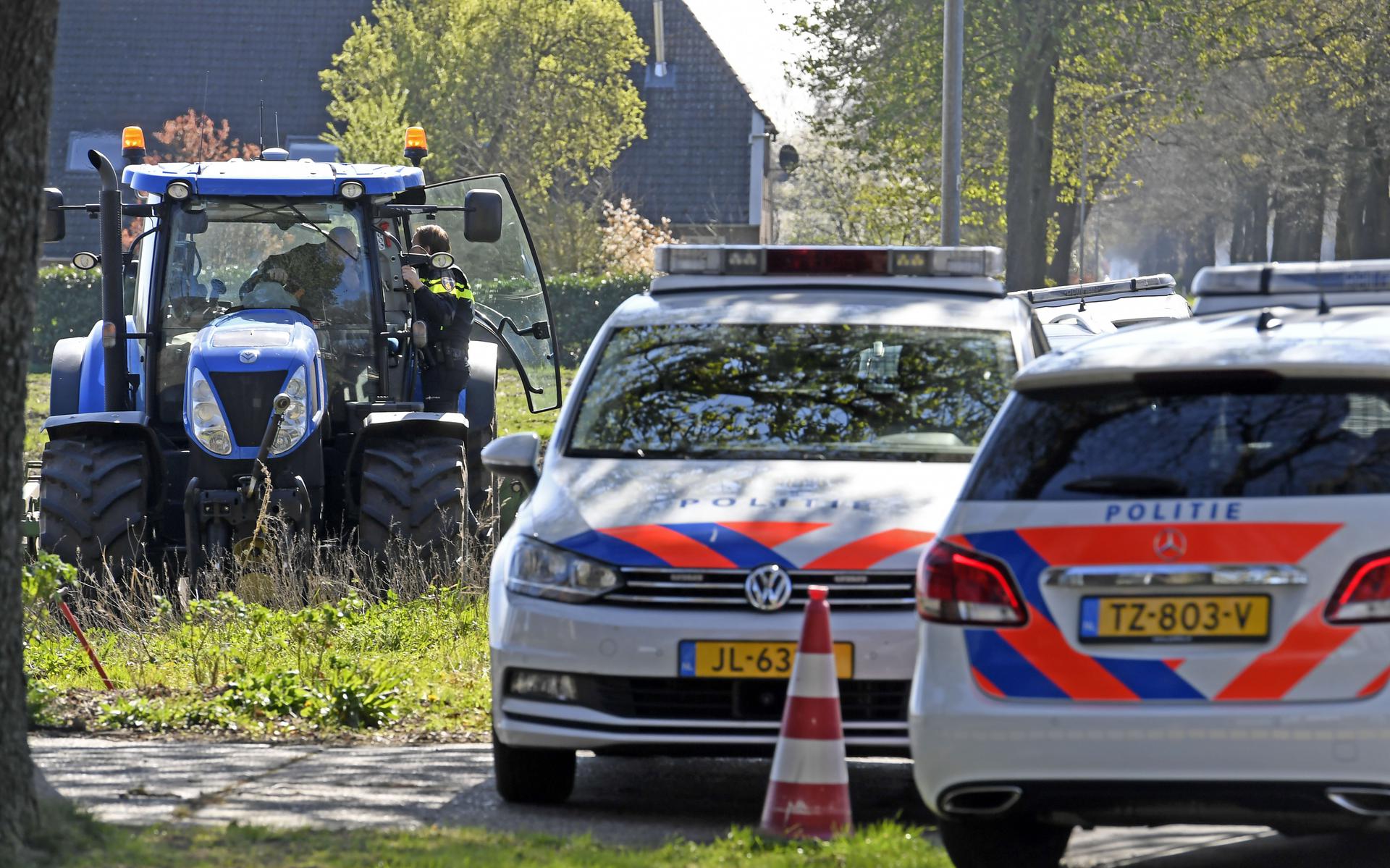 Bij een inval in een drugslab in Odoornerveen verrichtte de politie drie arrestaties. Foto: Boudewijn Benting