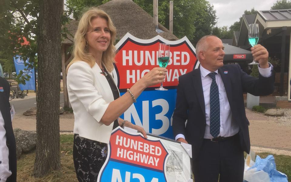 Mona Keizer en Henk Brink heffen het glas op de Hunebed Highway. Foto: DvhN