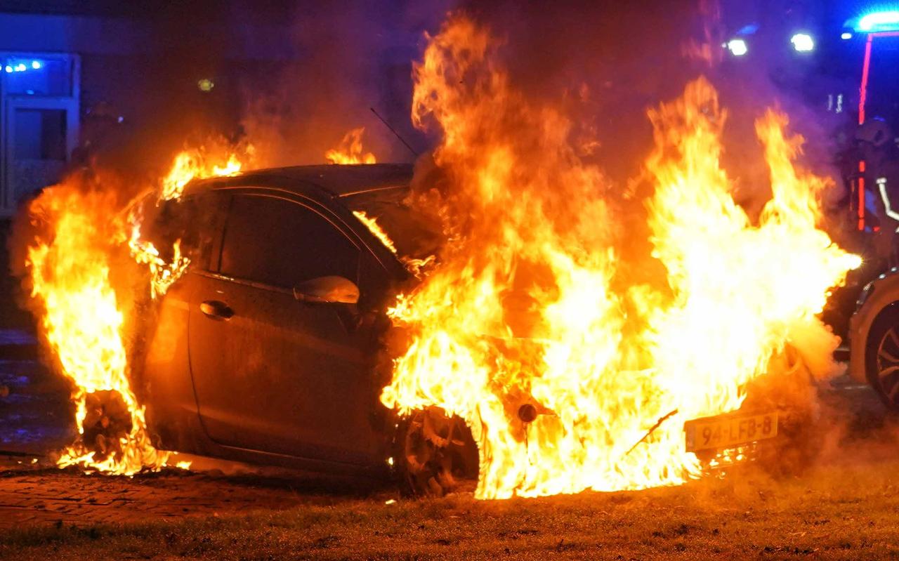 Een autobrand aan de Schultestraat in Assen. Een autobrand aan de Schultestraat in Assen.
