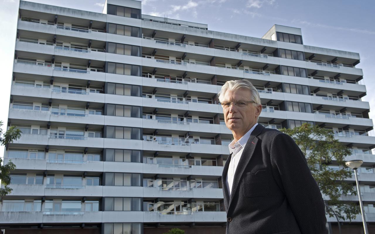 Juridisch adviseur Hans van ’t Slot bij het flatgebouw in de wijk Emmerhout. Juridisch adviseur Hans van ’t Slot bij het flatgebouw in de wijk Emmerhout.