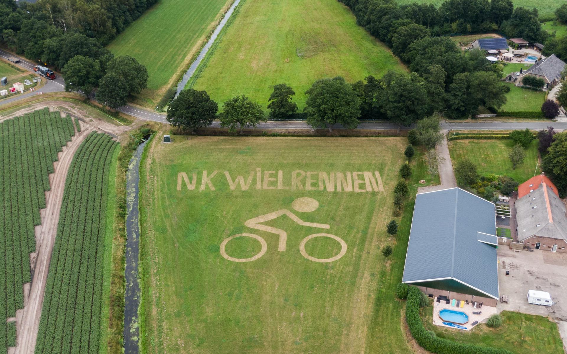 Duidelijk zichtbaar vanuit de lucht: het maaiwerk van Albert Zantinge, Paula Laning en hun kinderen in Drijber, vlakbij het parcours van het NK wielrennen.