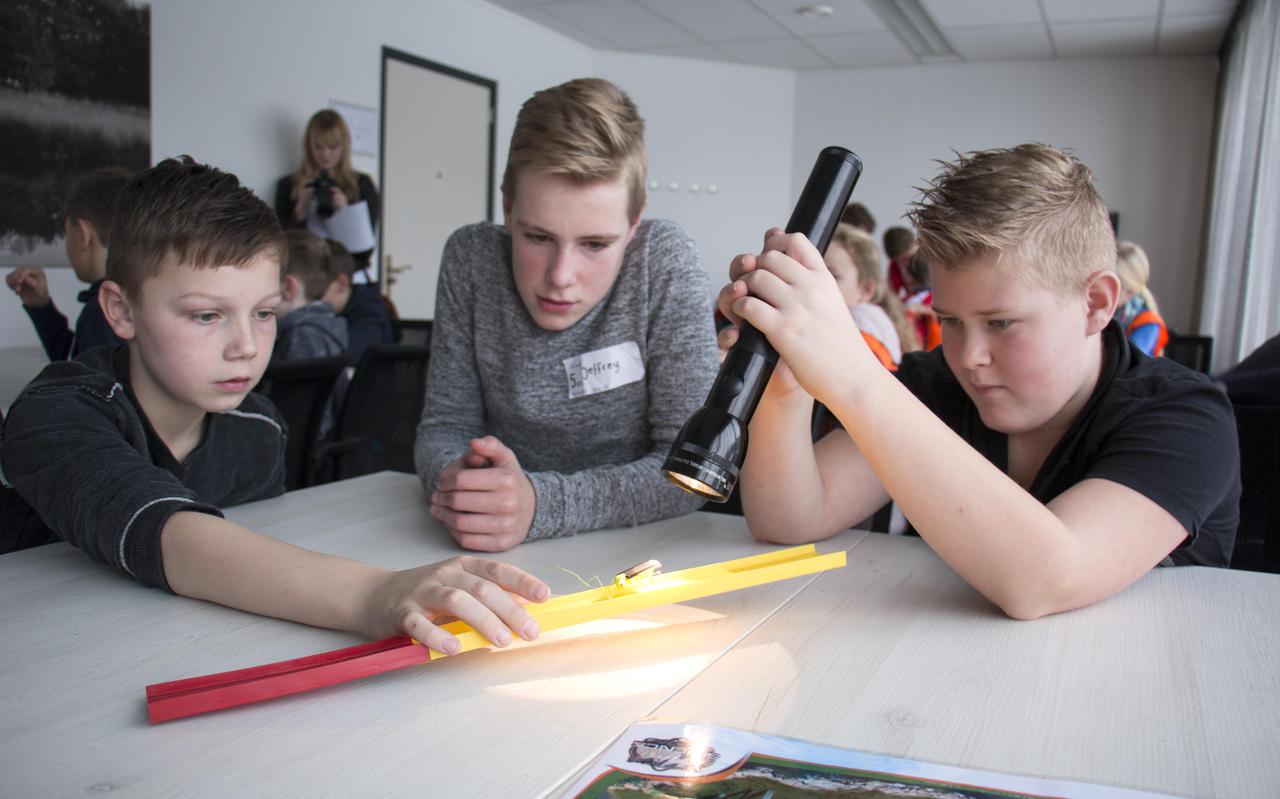 Lars Gerdes (10), Jeffrey Klement (11) en Melvin Dokter (12) van CB de Kap in Klazienaveen leren hoe zonne-energie werkt.