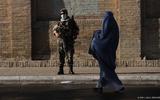 Taliban bevelen vrouwen boerka te dragen in het openbaar