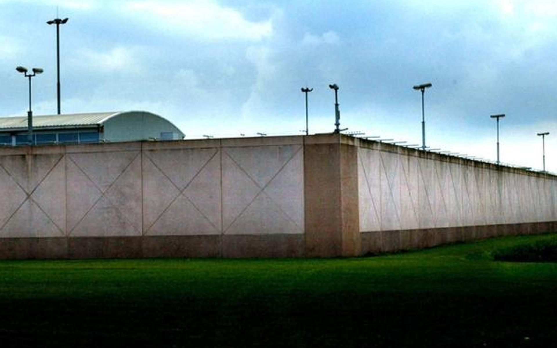 Man slaat vrouw op azc-terrein - Dagblad van het Noorden