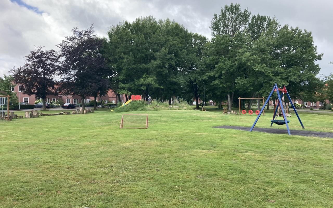 De speeltuin tussen Brinkstraat-Noord en -Zuid in Nieuw-Roden, waar donderdag het drugslab is opgerold. De speeltuin tussen Brinkstraat-Noord en -Zuid in Nieuw-Roden, waar donderdag het drugslab is opgerold.