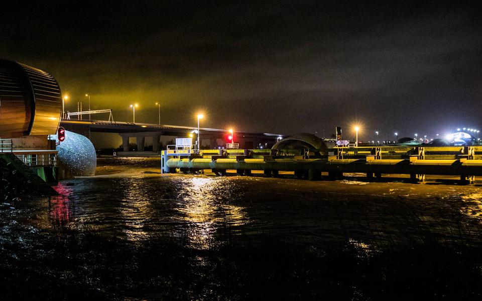 Water in het IJsselmeer staat hoog, Ramspolkering mogelijk dicht