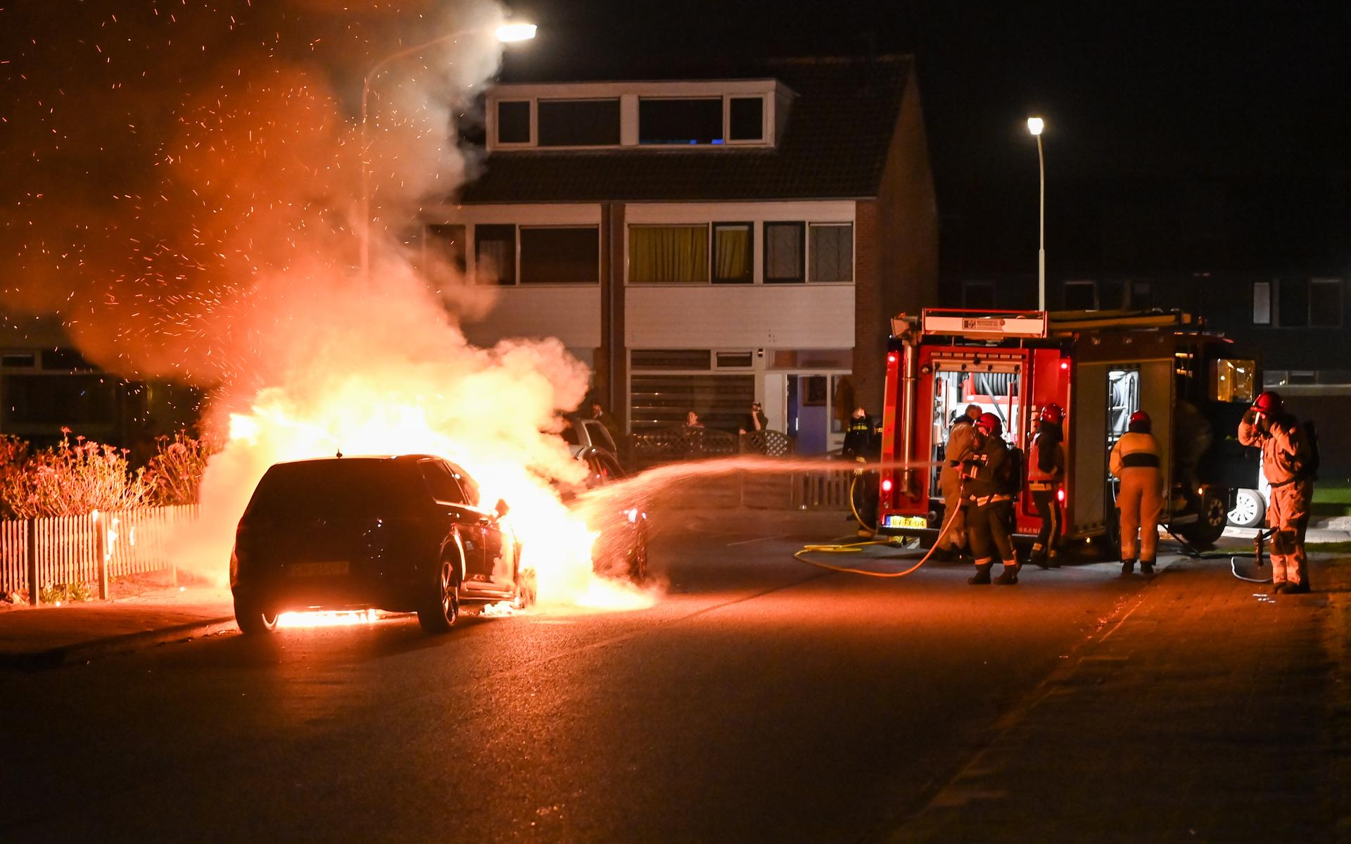 Twee tegen elkaar aan geparkeerde auto's in brand in Hoogezand Dagblad van het Noorden