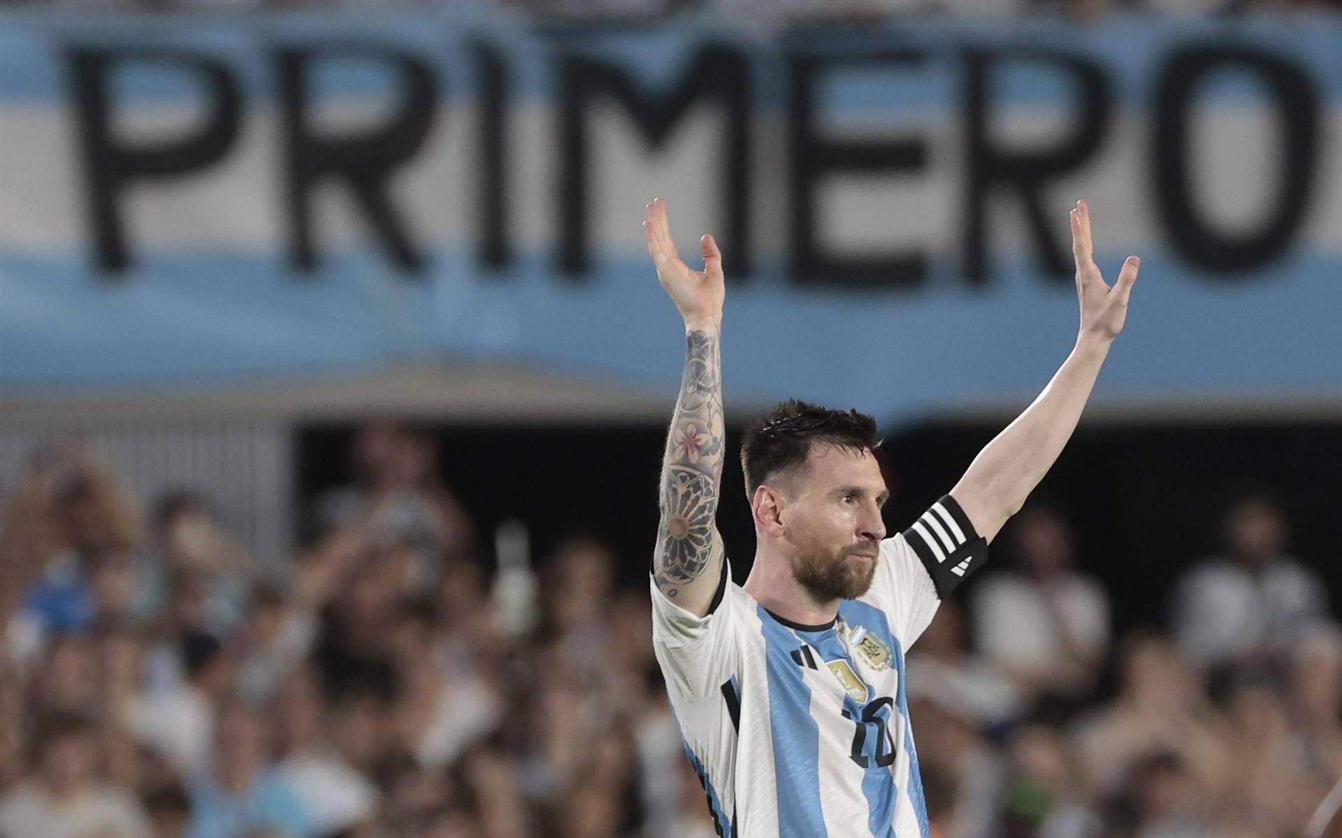Lionel Messi maakte tegen twee Emmen-spelers zijn honderdste doelpunt voor Argentinië.