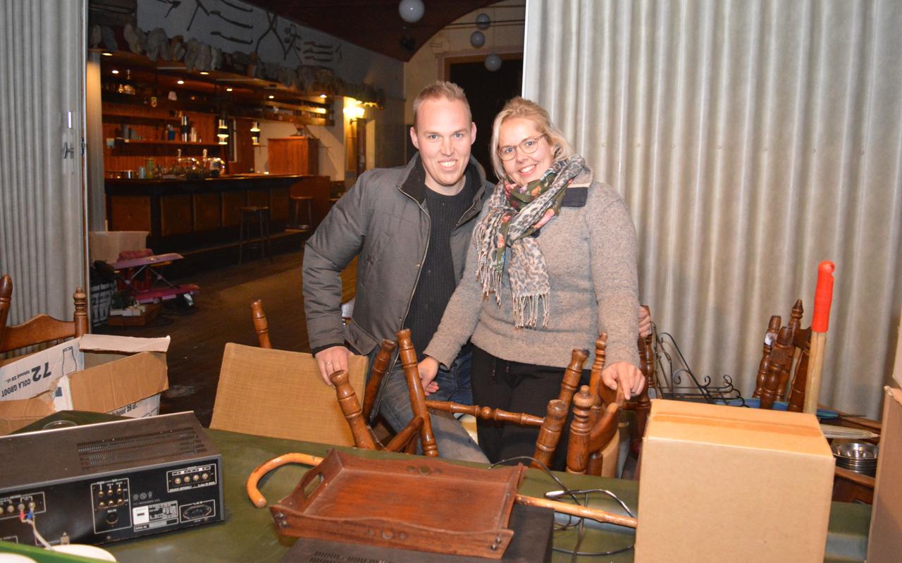 Alfred Hessels en Anne Westenbrink hebben nog veel werk te verzetten in hun aankoop. Alfred Hessels en Anne Westenbrink hebben nog veel werk te verzetten in hun aankoop.