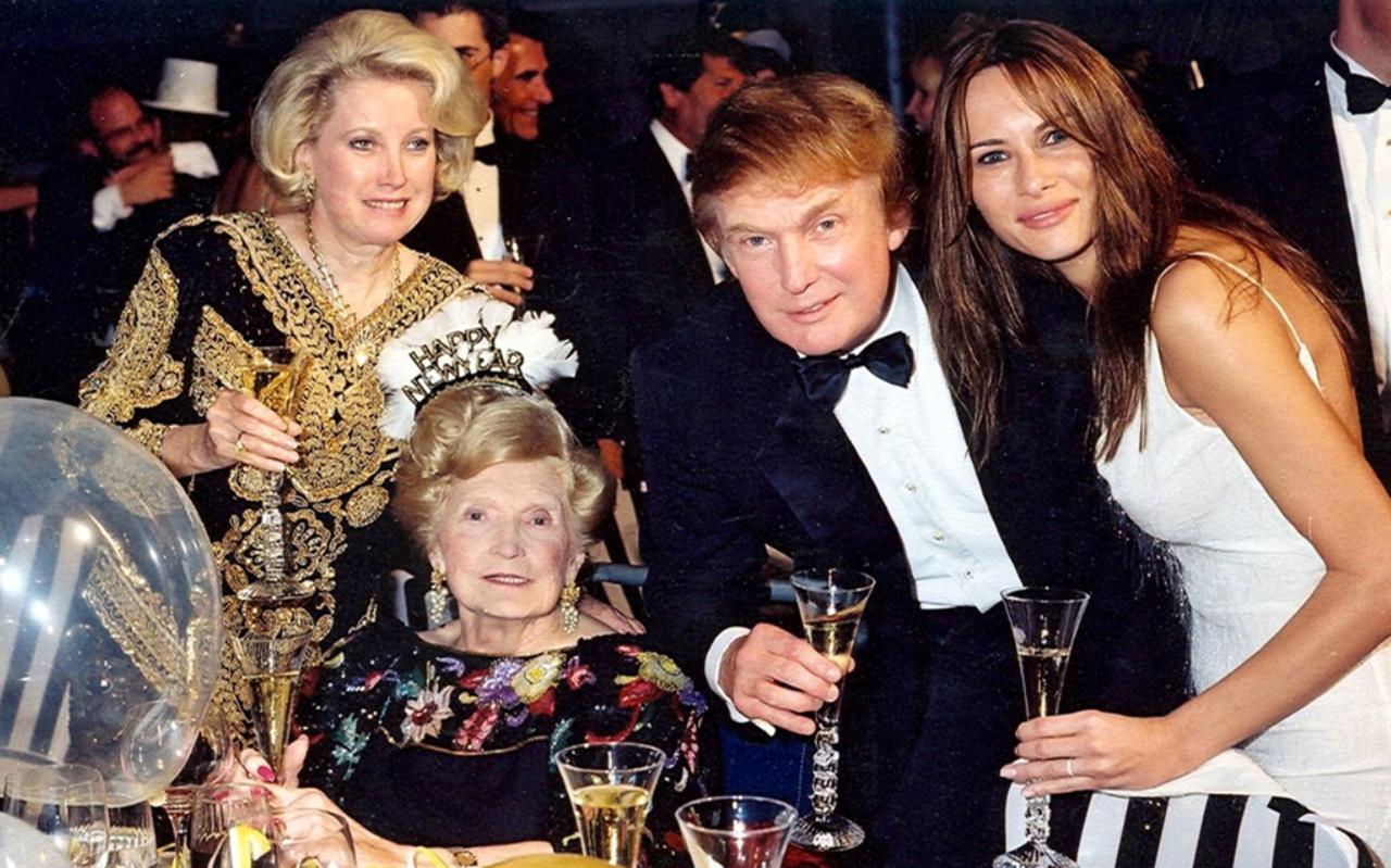 De familie Trump in 1999. Zus Elizabeth, moeder Mary (onder) en Donald Trump met zijn vriendin (en huidige vrouw) Melania. 