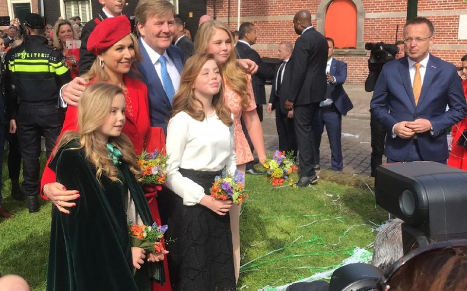 Koning Willem-Alexander, koningin Maxima en de prinsessen plus commissaris van de koning Rene Paas.