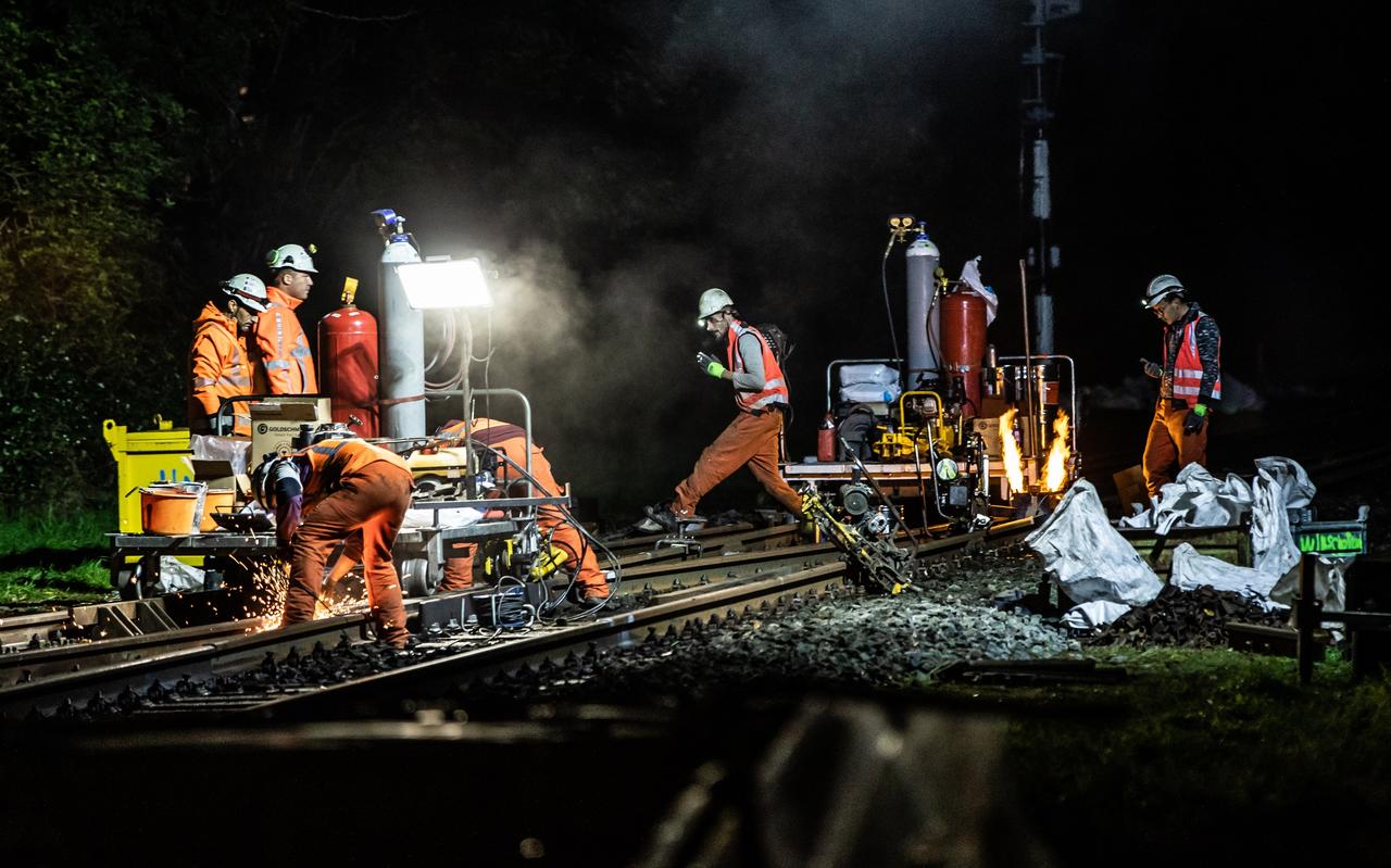 Op diverse locaties in Winschoten en omgeving wordt aan het spoor gewerkt. De overwegen van St. Vitusholt, Garst (op foto) en Oostelijke rondweg zijn daarom tijdelijk afgesloten voor verkeer. Ook in de nacht gaat het werk door. Op diverse locaties in Winschoten en omgeving wordt aan het spoor gewerkt. De overwegen van St. Vitusholt, Garst (op foto) en Oostelijke rondweg zijn daarom tijdelijk afgesloten voor verkeer. Ook in de nacht gaat het werk door.