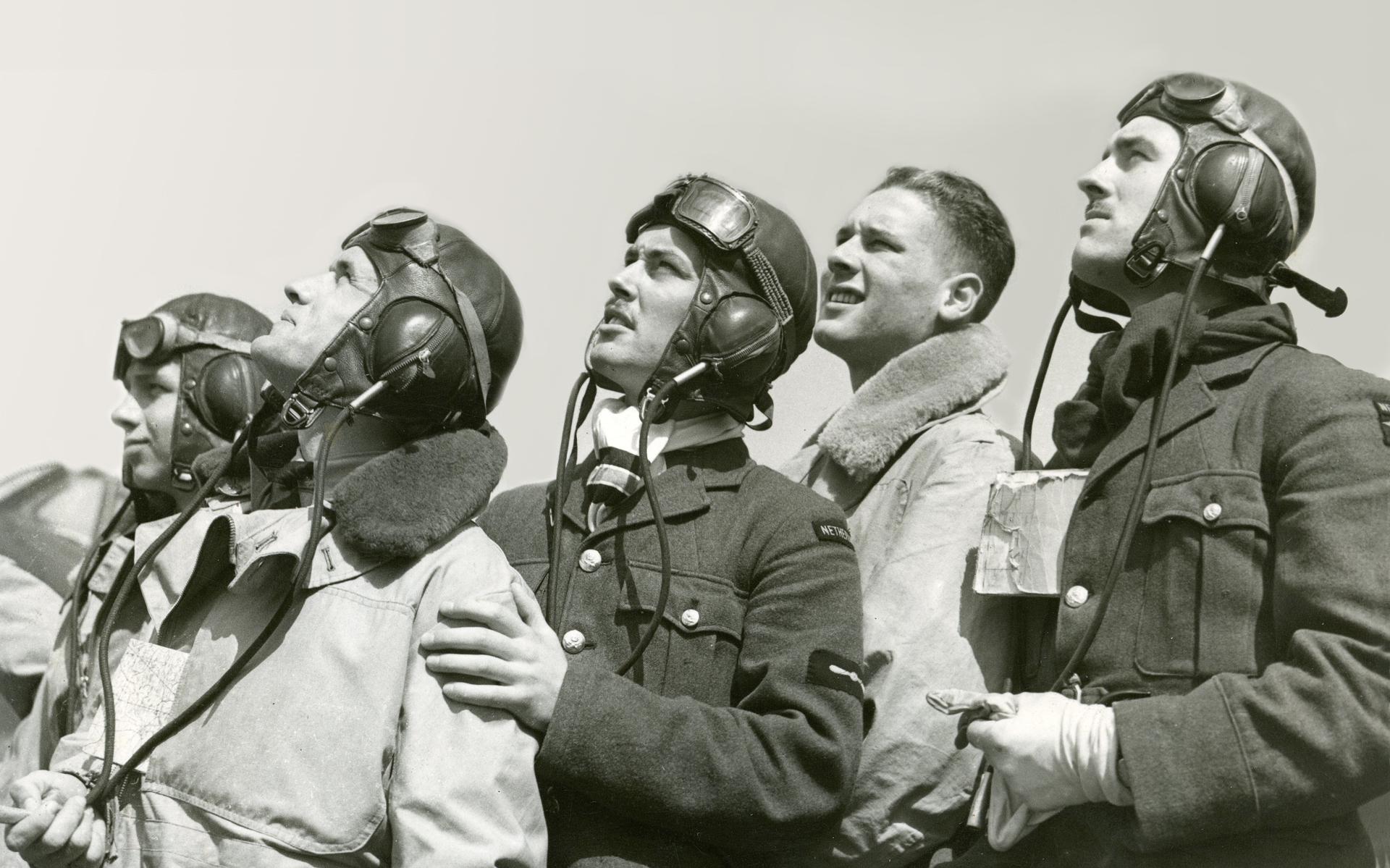 Deze Nederlandse jongemannen worden bij de Royal Air Force in Groot-Brittannië opgeleid tot piloot. 