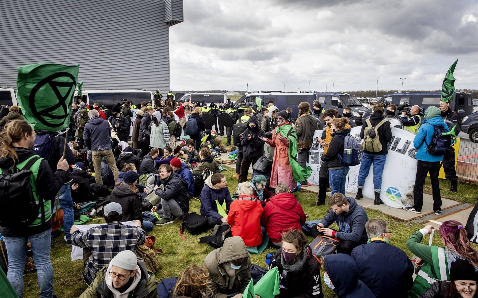 Honderden klimaatactivisten met zang en vlag op Eindhoven Airport