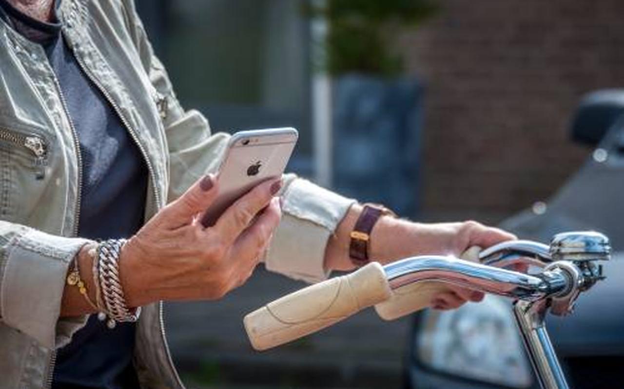 Boete voor appen op fiets wordt 95 euro Boete voor appen op fiets wordt 95 euro