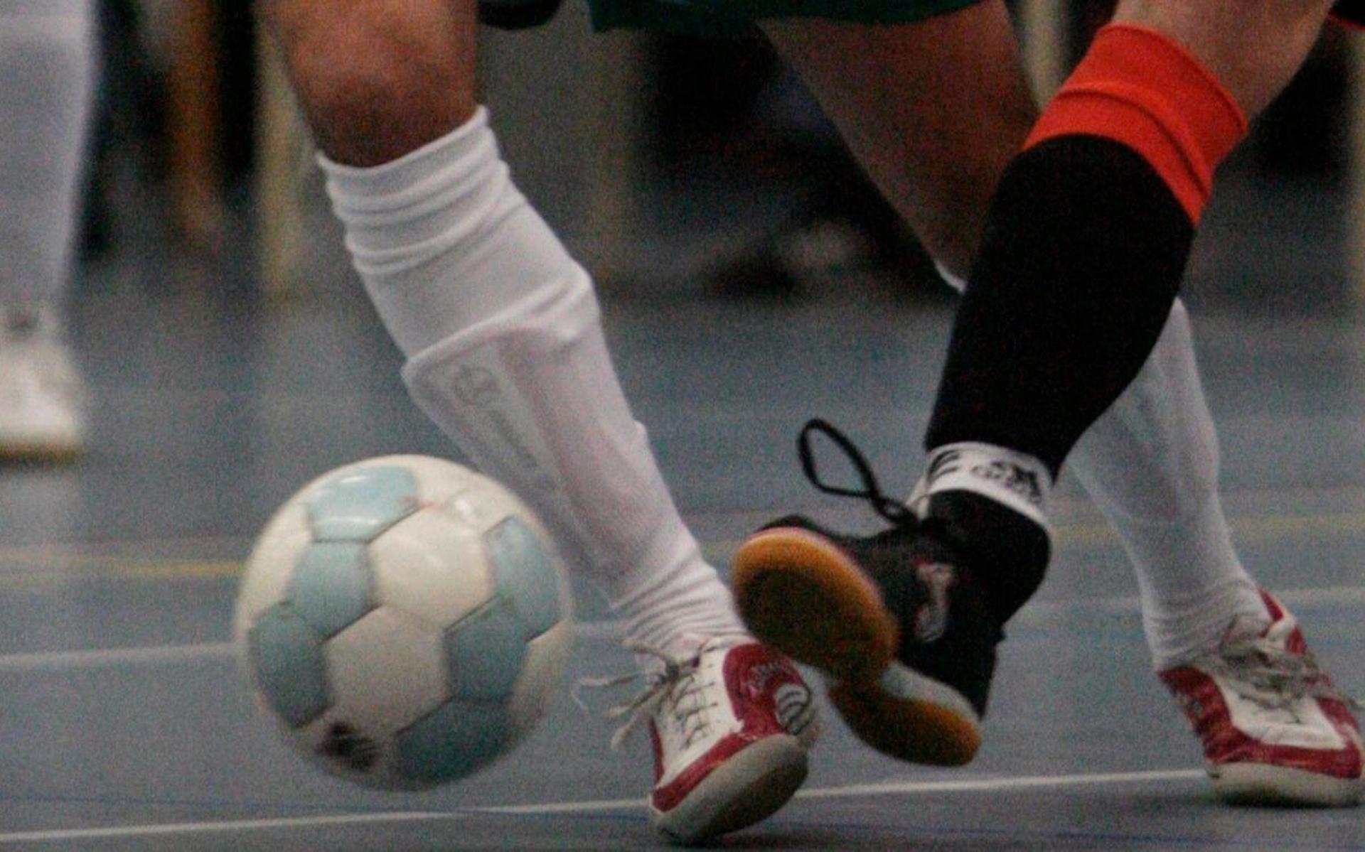 Sportieve strijd om het Sportcafé Olé zaalvoetbal Trofee. Veel teams spelen om de wisselbeker in de 