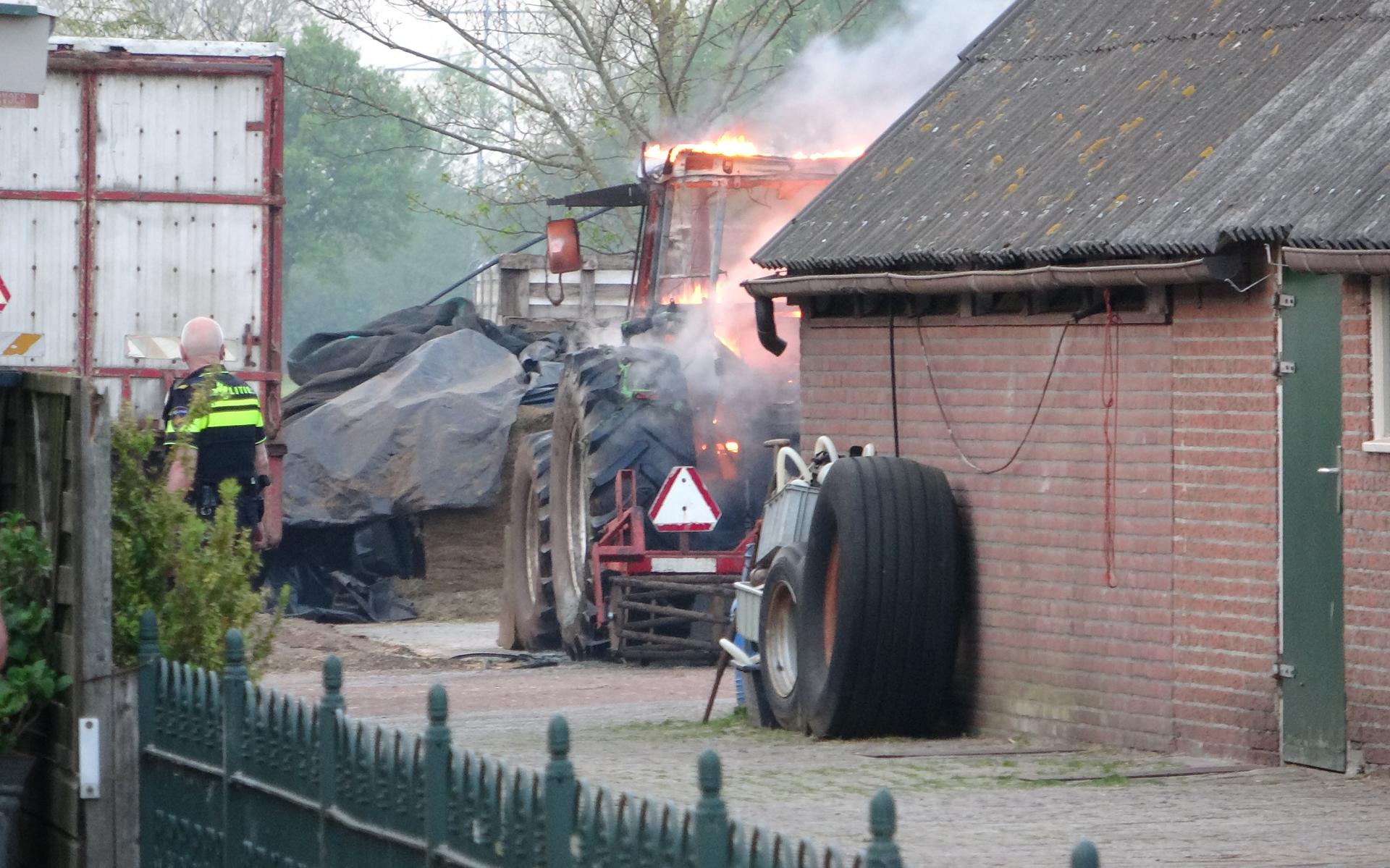 De tractor brandde volledig uit. 